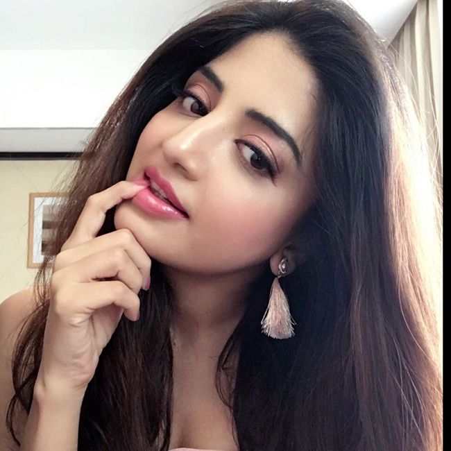 Poonam kaur Latest Instagram Pictures